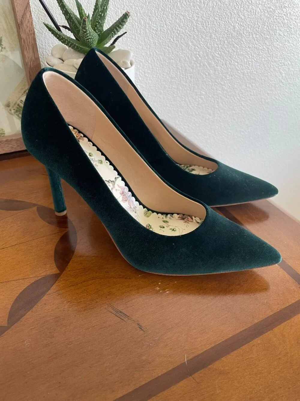 Nicola Bathie x Antonio Melani Green Velvet Pointed Toe Pumps 8 Floral
